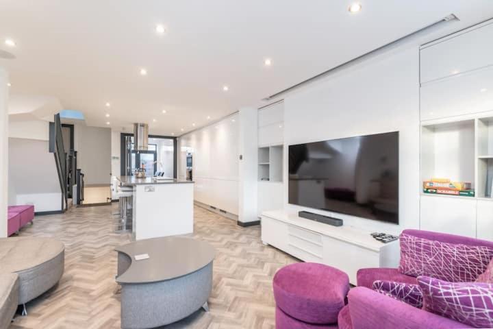 Modern Duplex Apt With 75 Inch Tv I Pass The Keys Йорк Екстериор снимка